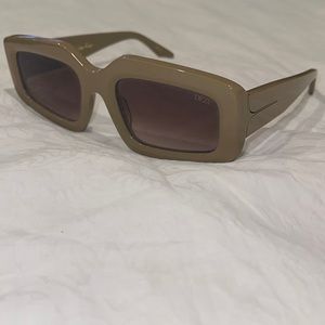 Read the Room Dezi Sunglasses color- CLAY/CHARCOAL FADED